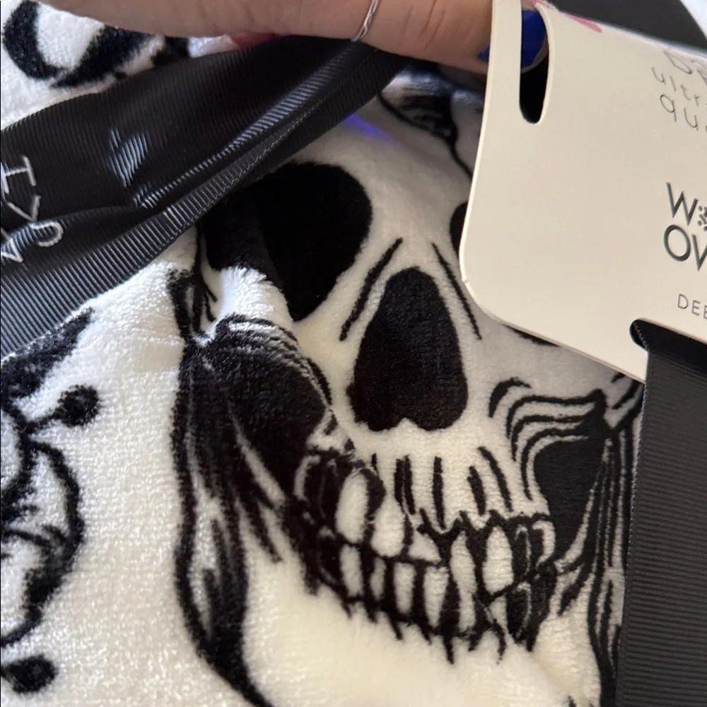 Deborah Connolly designs Halloween skull and bow queen blanket☠️🥀🦇
